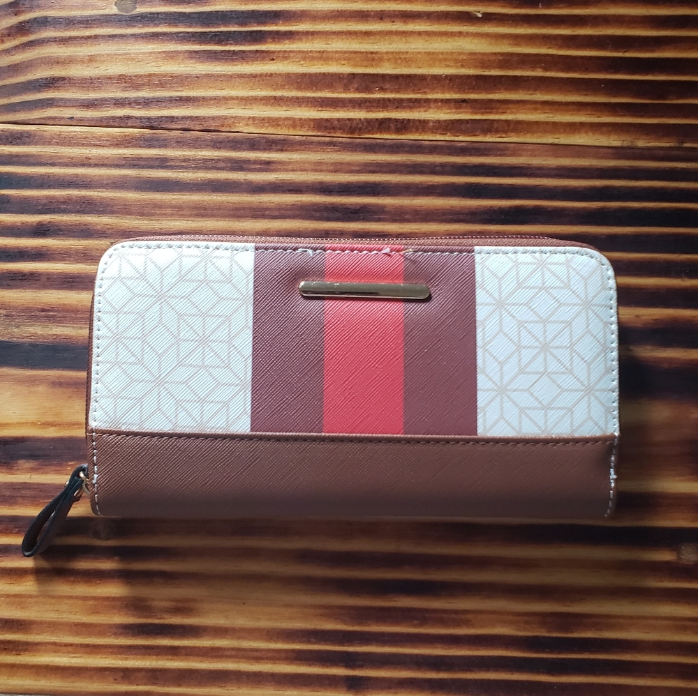 NWOT Wallet Zippy Long Round Zipper Women's Womans Clutch